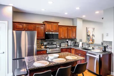 Image de Luxurious Retreat Right Next to the University of Notre Dame – Sleeps 20+!