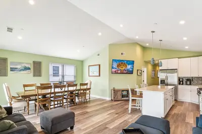 Image de Prime Location Beach Boards Rides! ! New Large Condo W Big Deck!