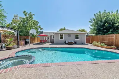 Image de Stylish Spacious Home with Private Pool