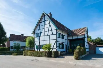 Image de Centrally located half-timbered farmhouse in the South Limburg hills