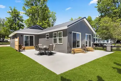 Image de Lakeside Luxury Cottage - Boat Rentals\/Dock\/Lakefront