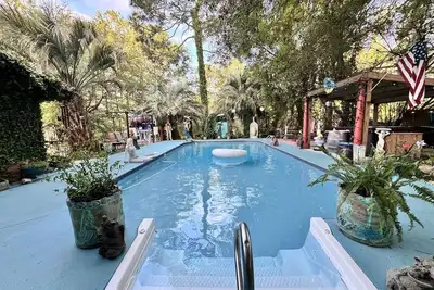 Image de Pool/2 kings/4 adults guest house/Hot tub/fire pit