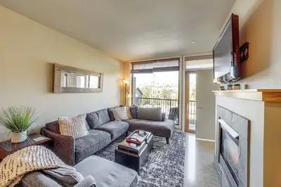 Image de Walk to the Lake: Chelan Condo w/ Mtn Views!
