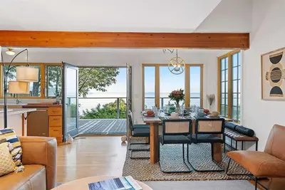 Image de Porpoise Paradise Waterfront Home w Beach\/Hot Tub