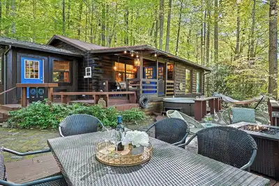 Image de Perfect for couples! Modern, Private + Hot Tub, Fire pit, Fireplace & King Bed