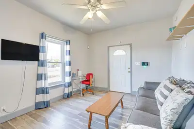 Image de 3 Mi to Riverwalk: Mountain-View Pueblo Home!