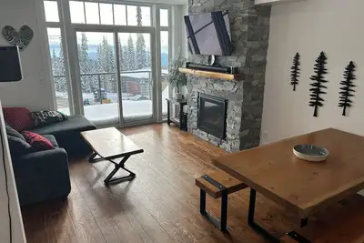 Image de Spacious home with amazing views, private hot tub, laundry, Bbq & pet-friendly!