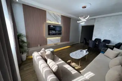 Image de City Center Apt w\/ Balcony Views