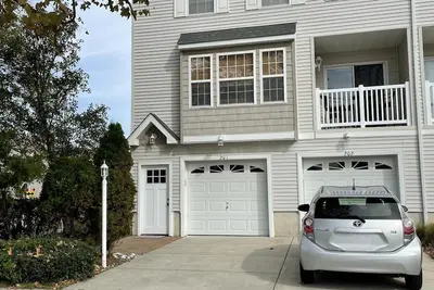 Image de Perfect family getaway! End unit with deck. Short walk to beach & boardwalk!
