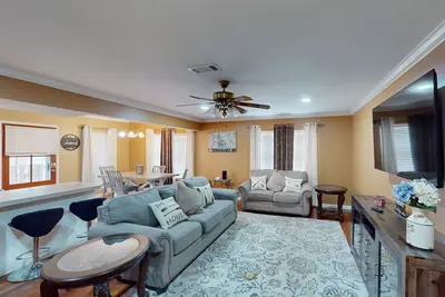 Image de Gorgeous riverfront townhouse with balcony, boat dock & private W\/D