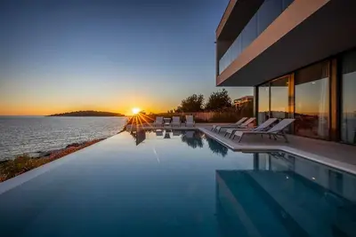 Image de Spacieuse villa 5 chambres avec piscine à débordement d'eau de mer, séjour luxueux pour 10