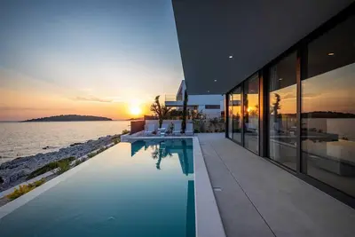 Image de Grande villa de 5 chambres pour 10 personnes, avec piscine à débordement avec hydromassage