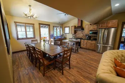 Image de Charming 2-bedroom hotel suite in welcoming West Glacier with WiFi, Ac