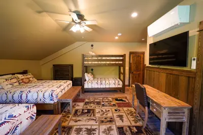 Image de Cozy 2-bedroom hotel suite with WiFi, Ac in charming West Glacier