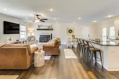 Image de 3 Mi to Lake: House w/ Fire Pit in Mountain Home!