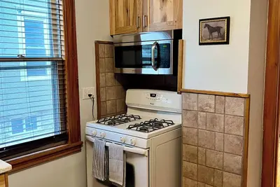 Image de St. Paul's Cozy Retreat is a two bedroom unit located in the heart of St. Paul.