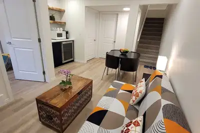 Image de Cozy new unit near restaurants, bars, stores, bus stations, and hospital.