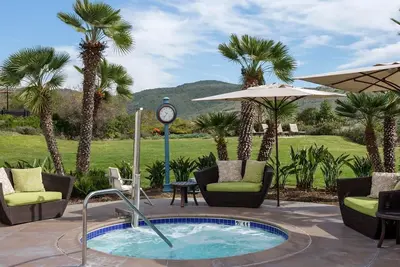Image de Coastal Resort - spacious 2 bedroom, 2 bath w\/ spa, pools in Newport Beach, Ca