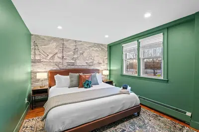 Image de New 1br on Salem Common l Steps to Witch Museum and Downtown l Fenced in Yard