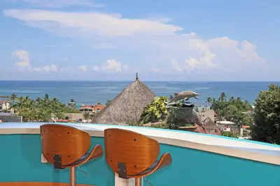 Image de 3 bedroom Ocean View with Swimming Pool; 3 minutes to the Town Plaza and Beach