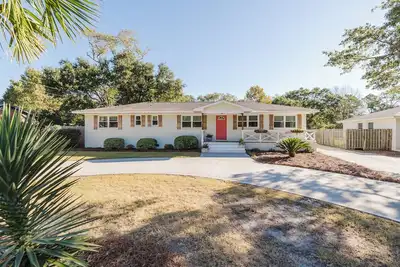 Image de New! Cozy Hidden Haven - Centrally Located to Beach, Shopping & Downtown!