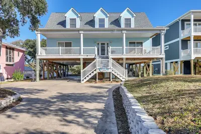 Image de Waterfront Oak Island Home w/ Dock