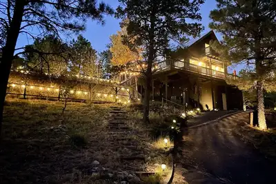 Image de Cabin in the treetops w/ Hot Tub & Culinary Garden