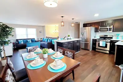 Image de Stylish Modern Two Level 4br Home Open Kitchen Big Yard & Deck Schaumburg O'Hare