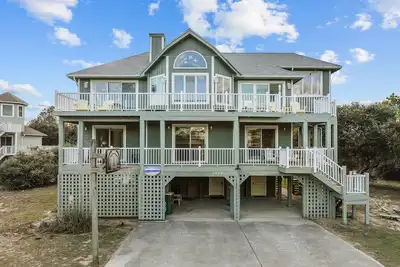 Image de 1395 - Summer Breeze Too, a 4-bedroom home in the beautiful Whalehead Club area of Corolla.
