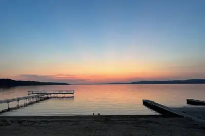 Image de Charming Crystal Lake Cottage, Walk to Beach and Town, Ski Crystal Mountain