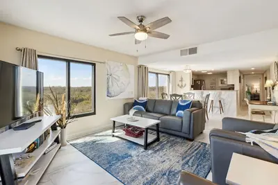 Image de Unobstructed Oceanfront Views in Gated Community