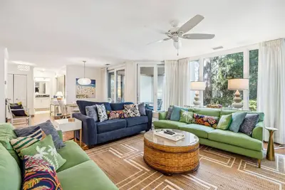 Image de South End Charm: Privacy, Comfort & Nature Awaits
