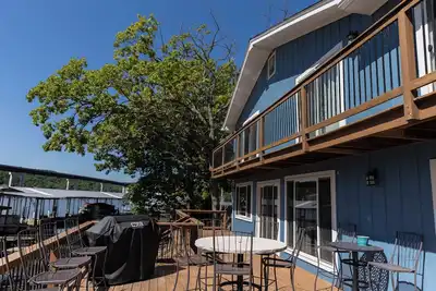 Image de New! ! Charming 4-bedroom family-friendly lakefront house in Sunrise Beach!
