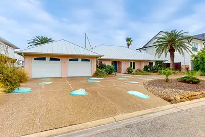 Image de Cozy waterfront beach home with amazing water views & water access