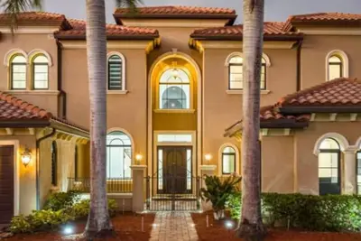 Image de 6500sf Luxe Design 8br Mansion\/Heated Pool\/Cinema