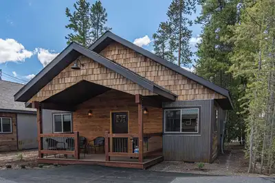 Image de Just 5 blocks from Yellowstone, this 2 bedroom cabin has A/C!