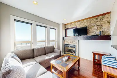 Image de Charming townhome with spacious deck, gourmet kitchen, and community amenities