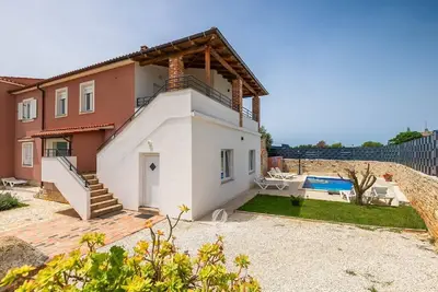 Image de Maison de Vacances à Šikići avec Piscine et Gym