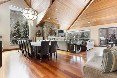Image de Luxurious Ski In/Out Monster - Sleeps 24!