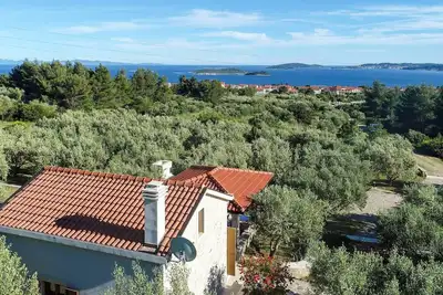 Image de Beautiful stone house in the quiet neighborhood