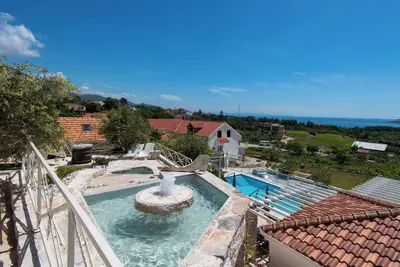 Image de The Hidden Treasure Village, 7-Bedroom Luxury Holiday Resort with children playground, private Pool and Private Parking, Sea View