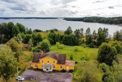 Image de Large Swedish vacation home right by the lake in SmĂĄland