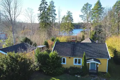 Image de Modern lakeside vacation home with boat and sauna in Småland