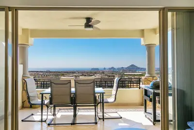 Image de Stunning 3bd\/2ba second-floor condo with breathtaking views!