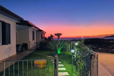 Image de Villa panorámica y moderna con jardĂn, confort y relax cerca del mar
