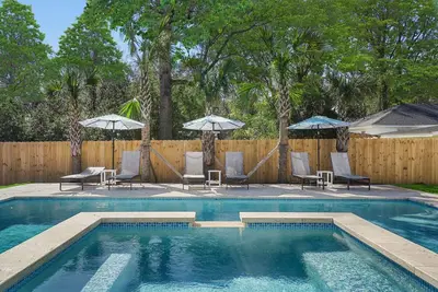 Image de Luxe Pool Retreat | Between Beach + Downtown Chs | 2 King Suites