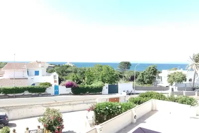 Image de Spartan apartment - a stone's throw from the sea