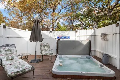 Image de Six Suites with Hot Tubs, Private Jacuzzi Baths, Wooded Garden and Lake Access with Boat Slip