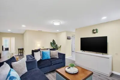 Image de Spacious 7-Bedroom Retreat for Groups & Families