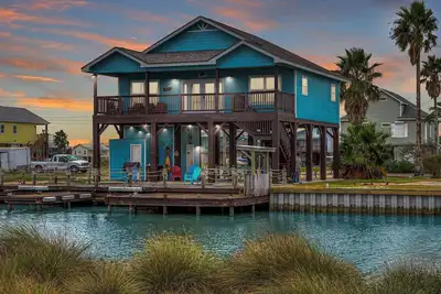 Image de 2 Boat Slips, Huge Deck, Waterfront and Pet Friendly!